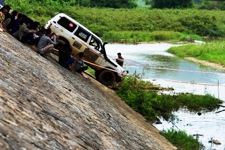 Mãn nhãn với màn đua ô tô địa hình giữa lòng Hà Nội